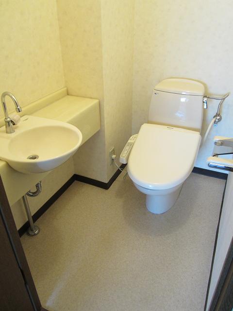 Toilet. With Washlet. It is spacious space