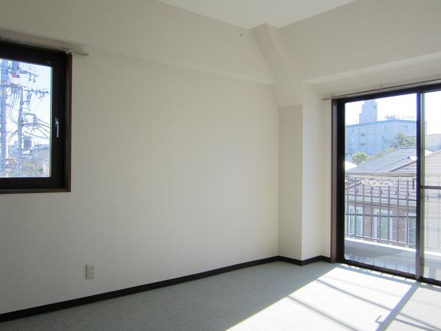 Living and room. Anyway, it is a good hit yang