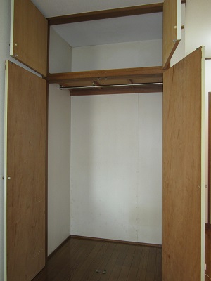 Receipt. Closet with depth