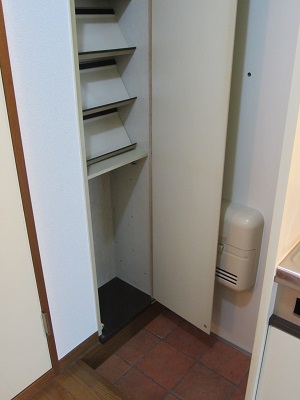 Entrance. Shoe box there
