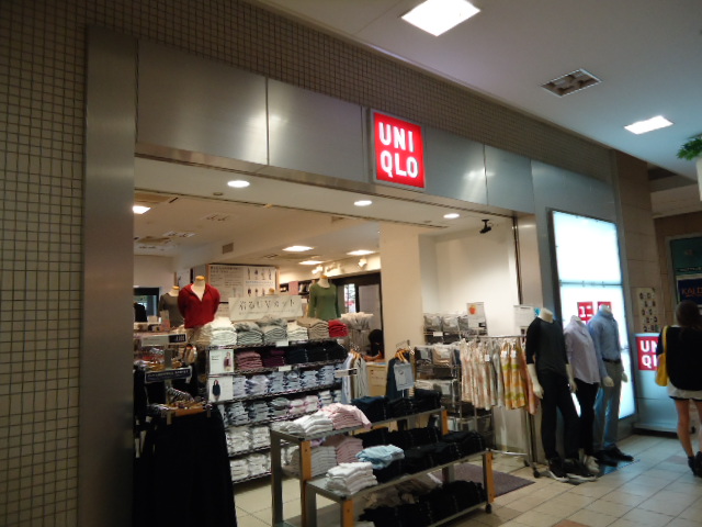 Shopping centre. Uniqlo Keio Crown Street Sasazuka shop until the (shopping center) 715m
