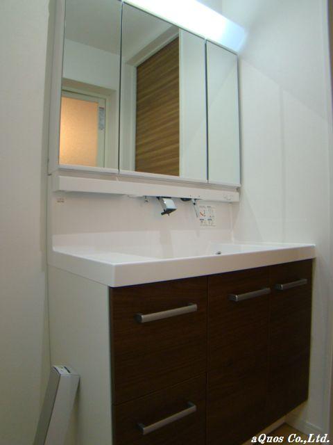 Wash basin, toilet. Indoor (11 May 2013) Shooting