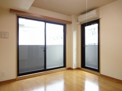 Living and room. Corner room! Two-sided lighting!
