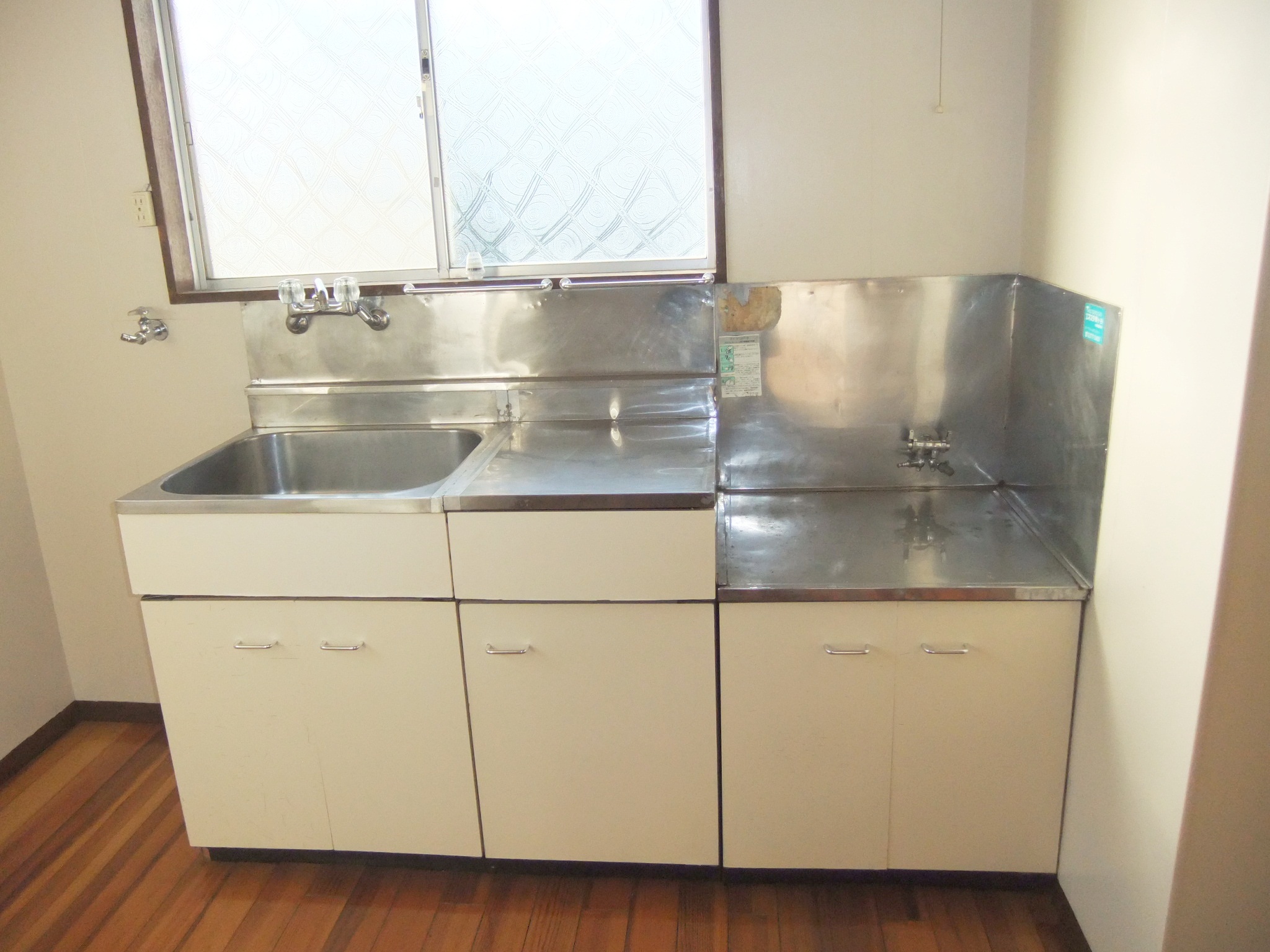 Kitchen. Upper and lower storage enhancement / Two-burner gas stove installation Allowed