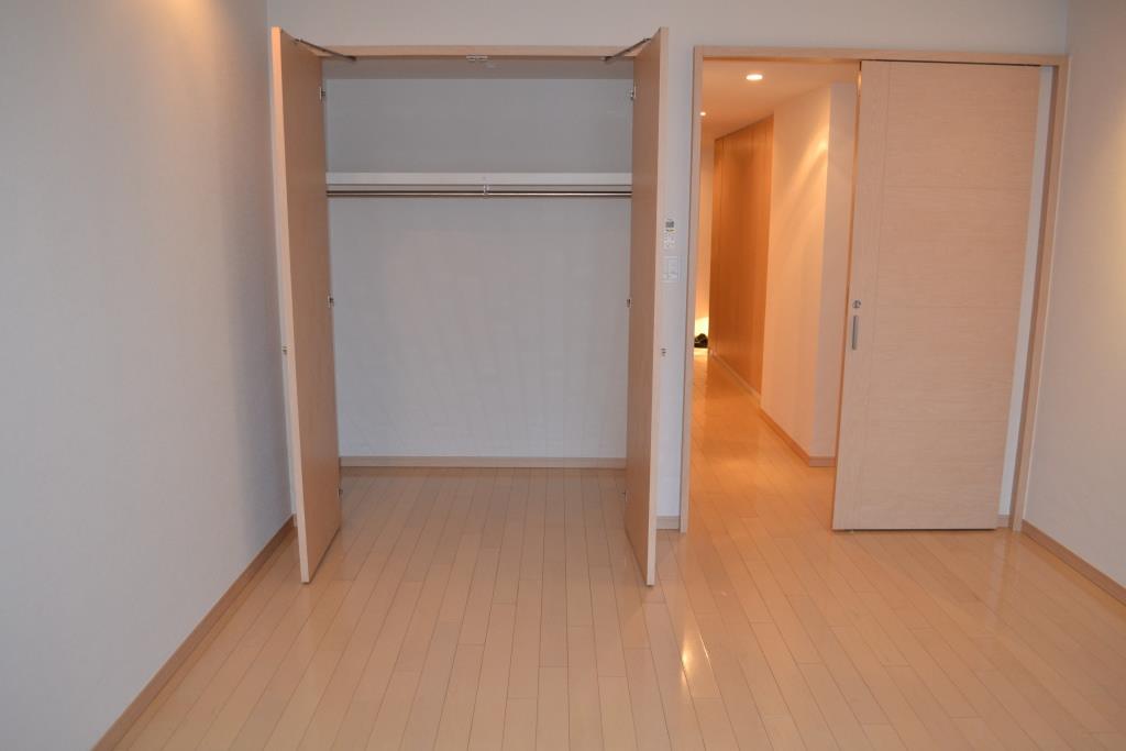 Receipt. Full size storage of bedroom. Entrance, There is also housed in the hallway.