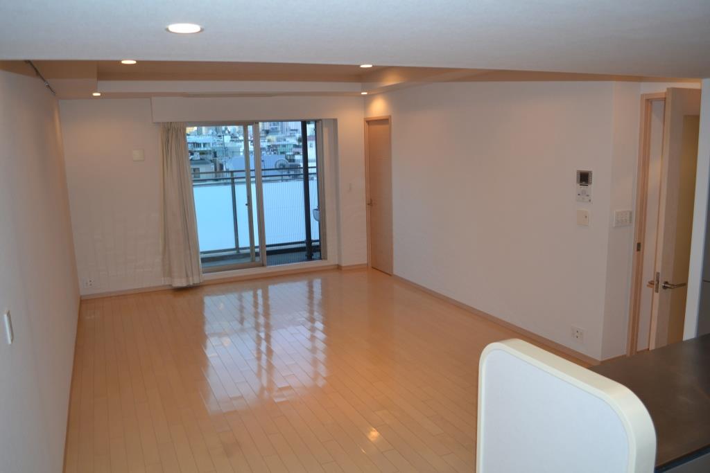 Living and room. South is a bright living room of direction.