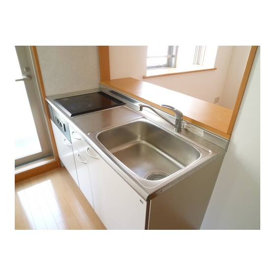 Kitchen. Sink spread ・ Cutting board yard is convenient