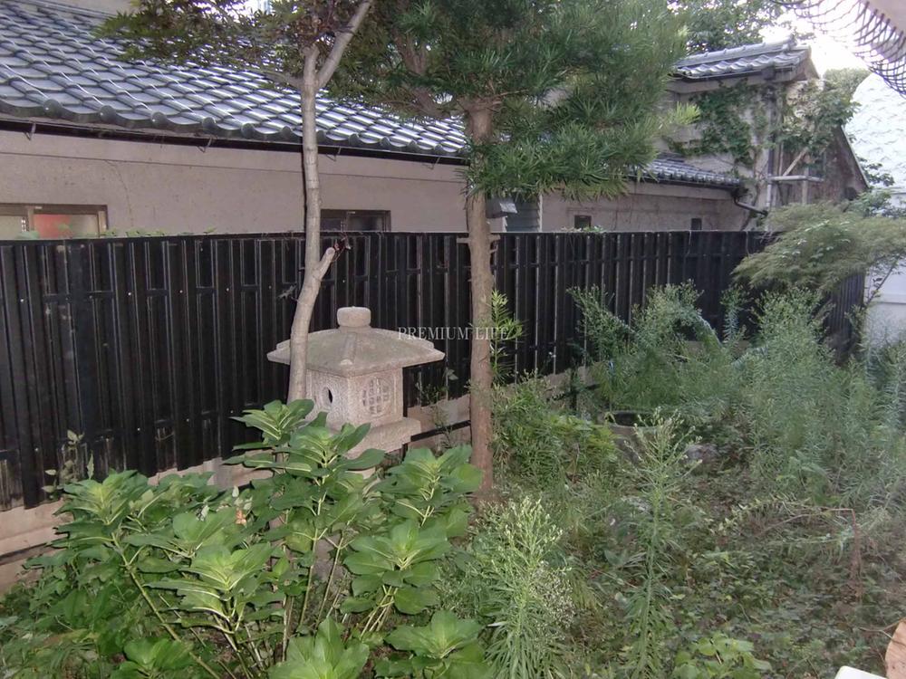 Garden.  [Private garden] It looks unusual marked with the third floor of the room in a private garden.