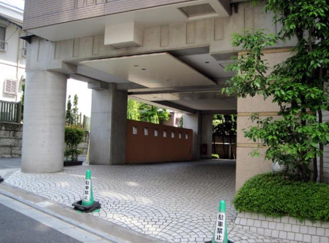 Entrance. Common areas