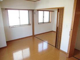 Living and room. Spacious 7.4 Pledge of Western-style