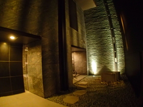 Entrance. Directing the atrium that extends at most to Art