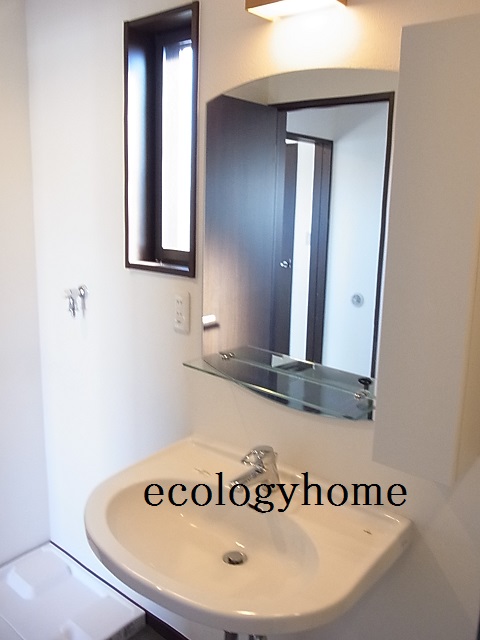 Washroom. ■ Wash basin equipped independent ■
