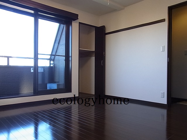 Living and room. ■ Chic tone of flooring ■