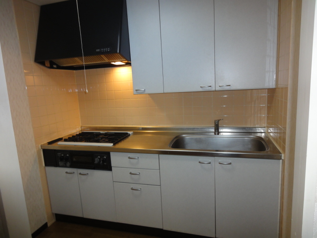 Kitchen. 3-burner stove