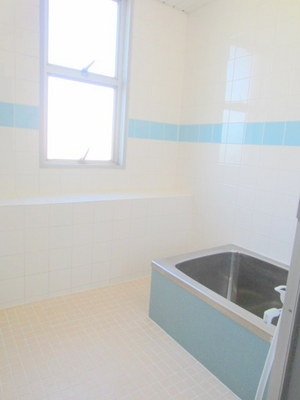 Bath. Daylighting ・ Bright bathroom with a ventilation window