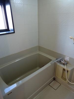 Bath. Ventilation in the bathroom with a window ・ It is daylight good