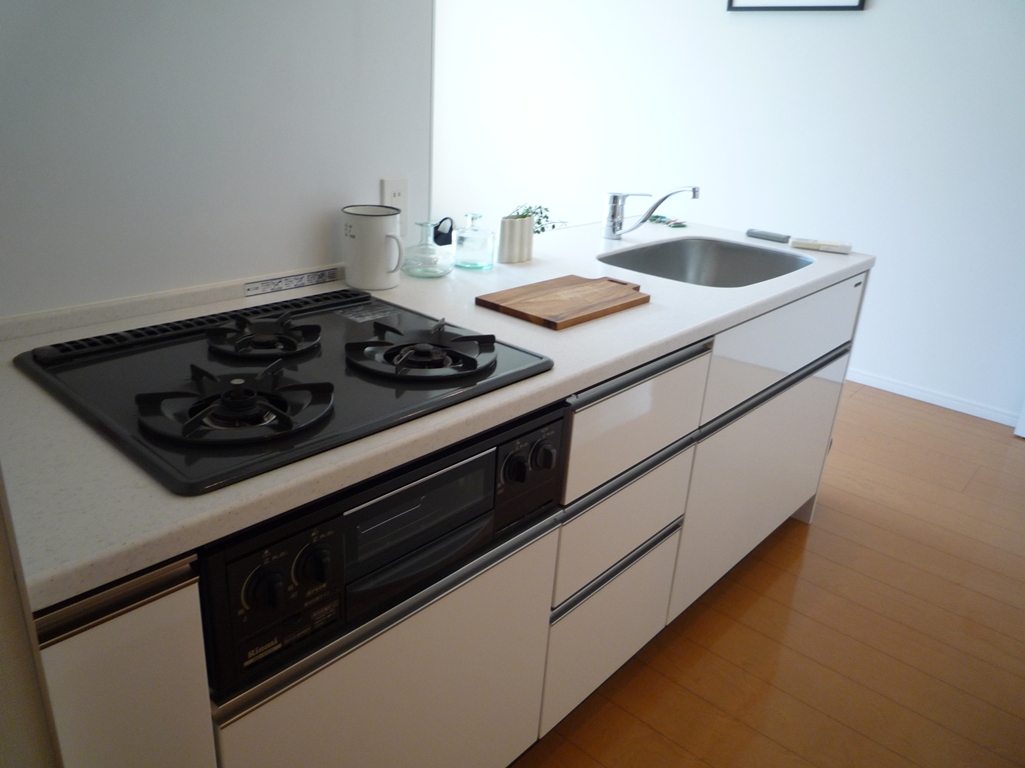 Kitchen. 3-neck gas stove ・ grill