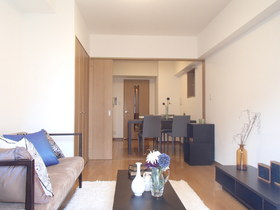 Living and room. Corner room ・ It is a two-sided lighting