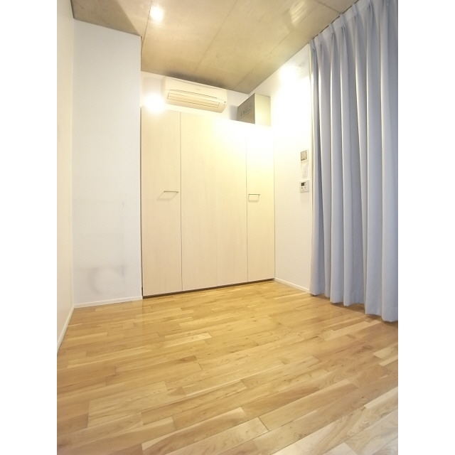 Other room space. The ceiling is exposed concrete