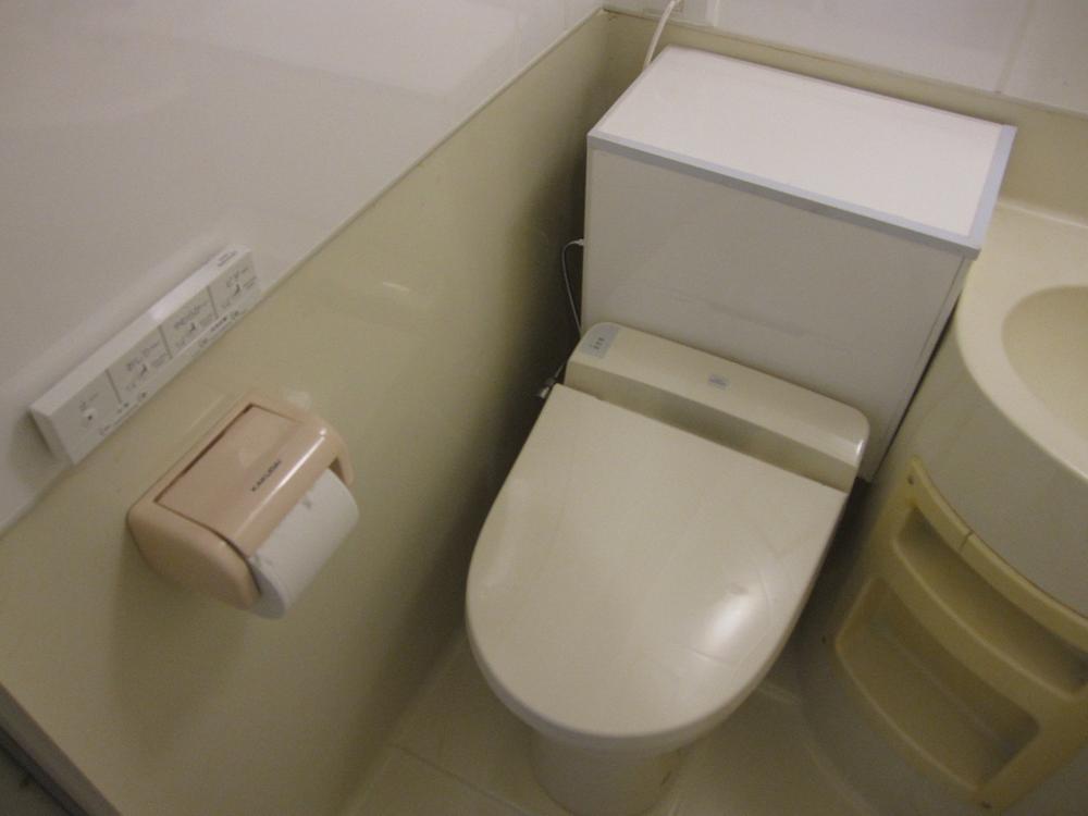 Toilet. Indoor (12 May 2013) Shooting