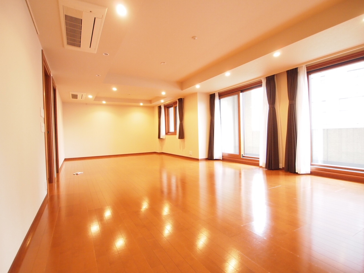 Living and room. South-facing large living room: from the balcony the green site in scenic backdrop.