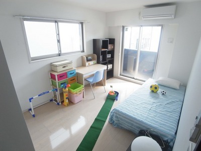 Other room space. The entrance side Western-style here is also two-sided lighting