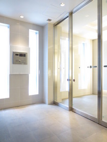 Entrance. Auto-lock of peace of mind