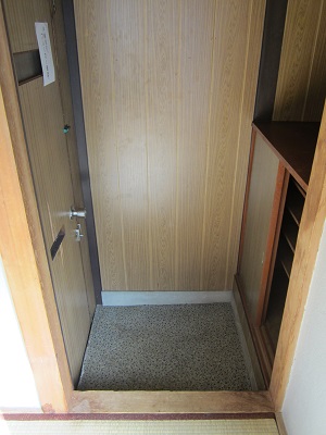 Entrance. There shoebox