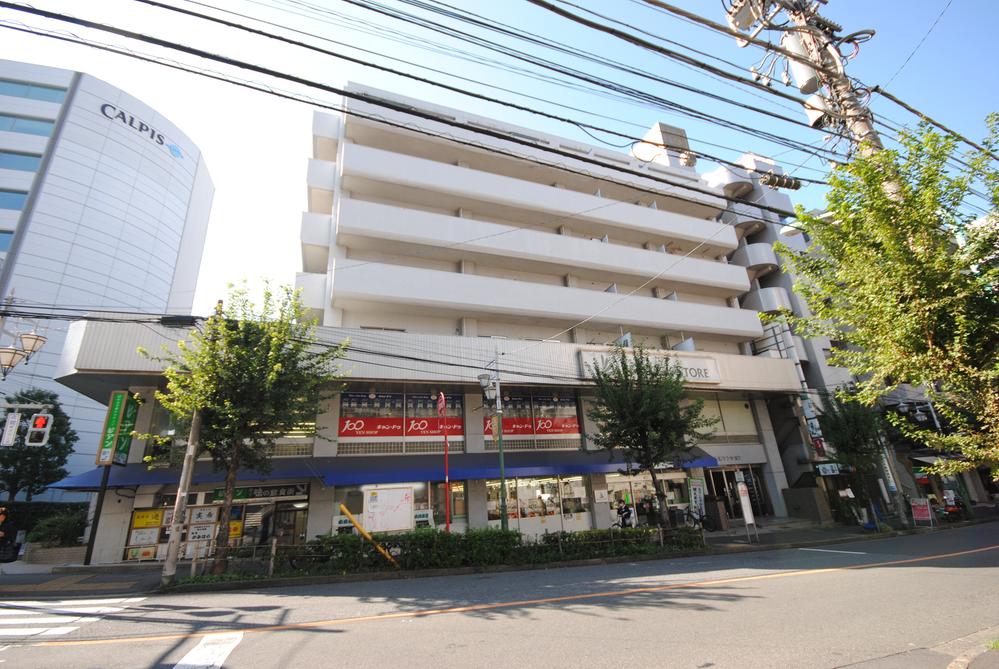 Local appearance photo. It is convenient there is a Peacock store on the first floor