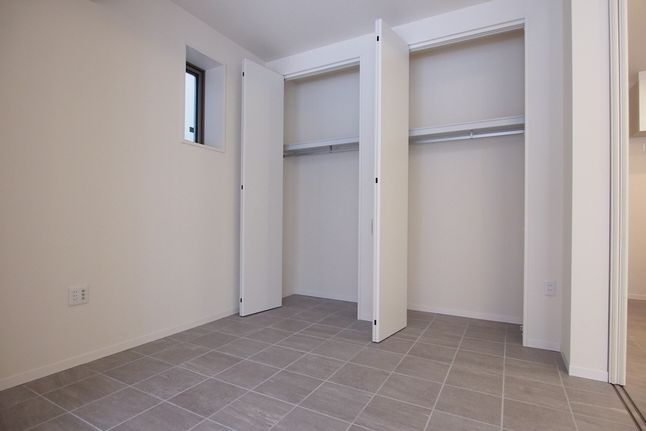 Living and room. Western style room, Or it is facing as a back yard.