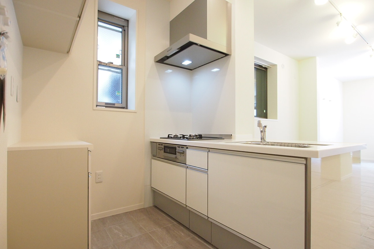 Kitchen. Face-to-face system Kitchen: gas stove (2 burners), It is with window.