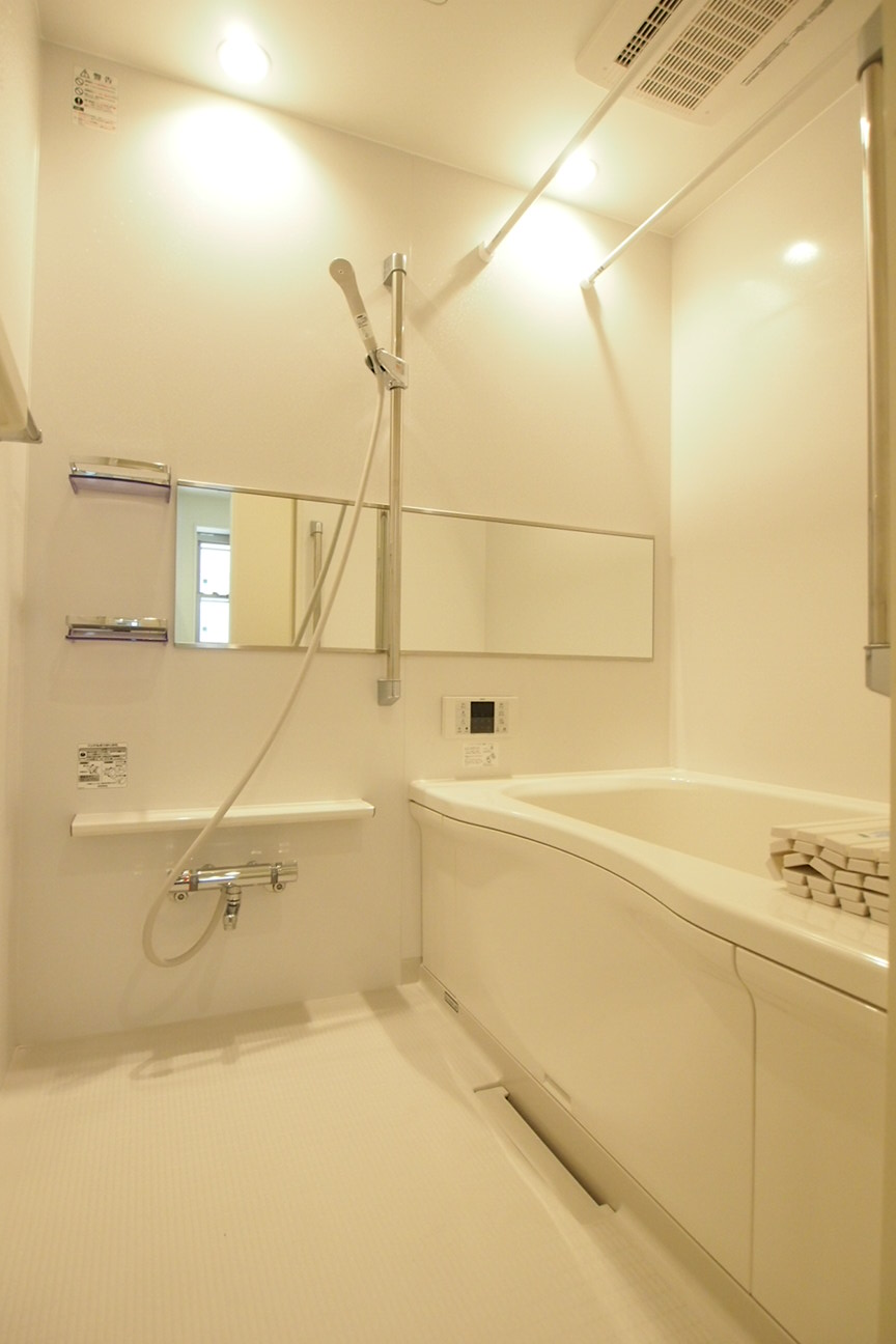 Bath. Add 焚給 hot water: 1618 size spacious ・ With bathroom heating dryer.