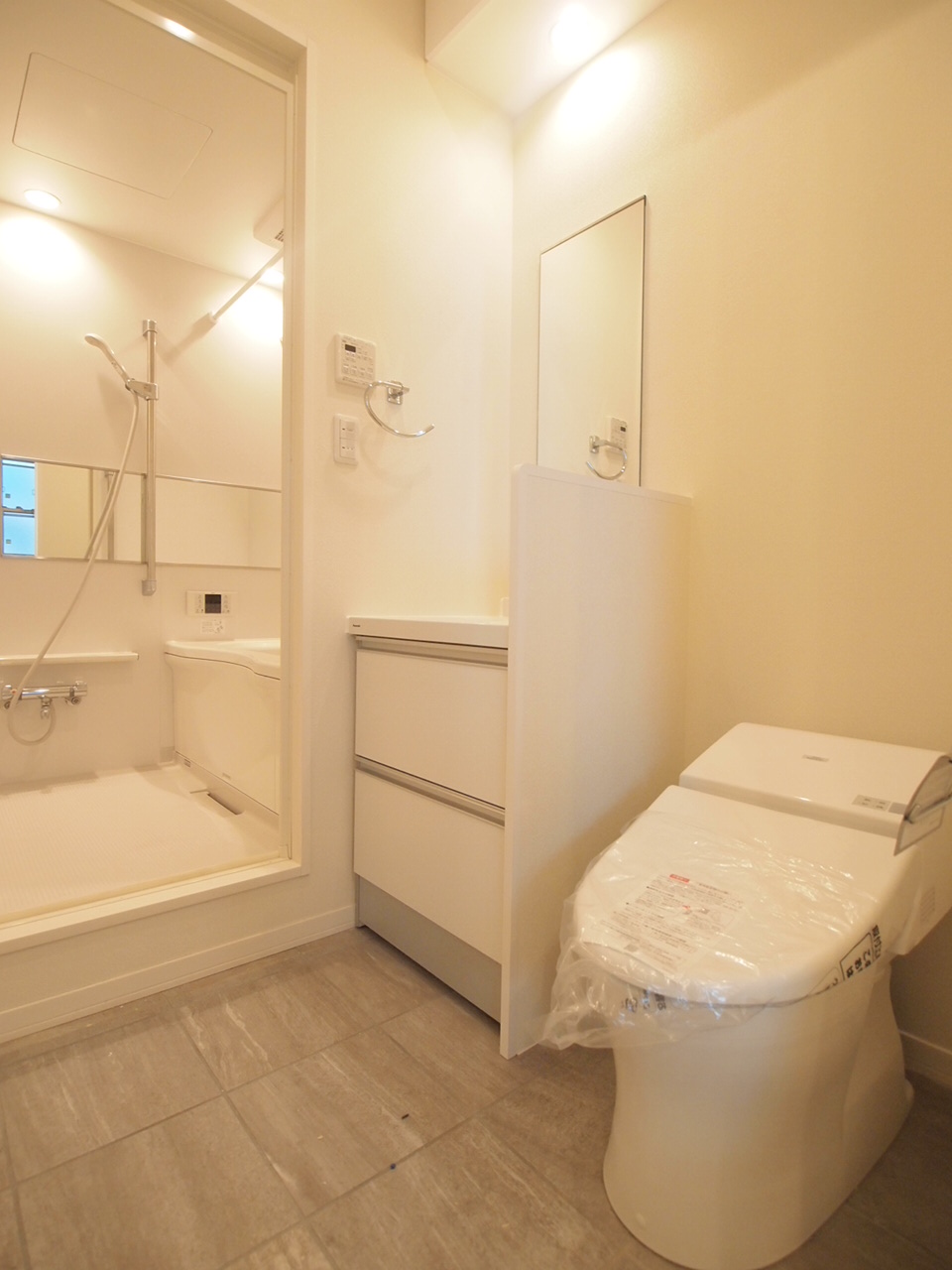 Washroom. Simple wash basin: a compact washroom space.