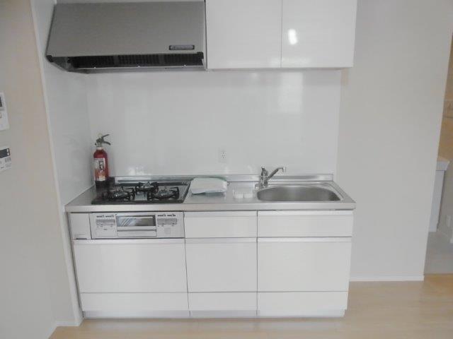 Kitchen. 3-burner stove ・ Grill with!