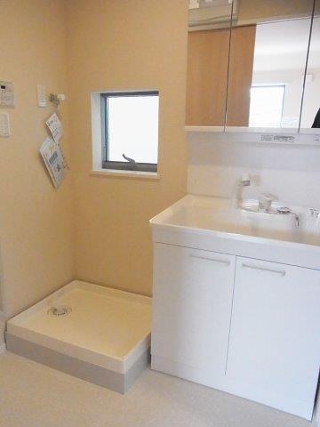 Washroom. ◆ ◇ There is a small window in the washroom ventilation easy ◆ ◇