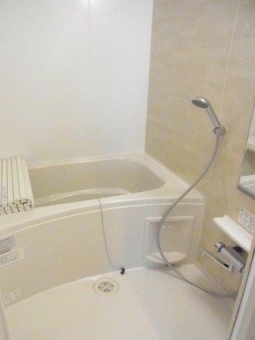 Bath. Bathtub and spacious