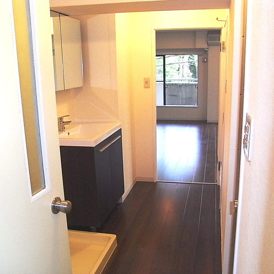Washroom. Basin from the Western-style → Living ・ Washroom is 2WAY