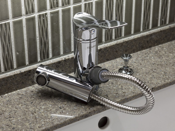 Bathing-wash room.  [Hose drawer faucet] Faucet adopts hose drawer type. It will be easier to clean the Mizukuma Miya sink.