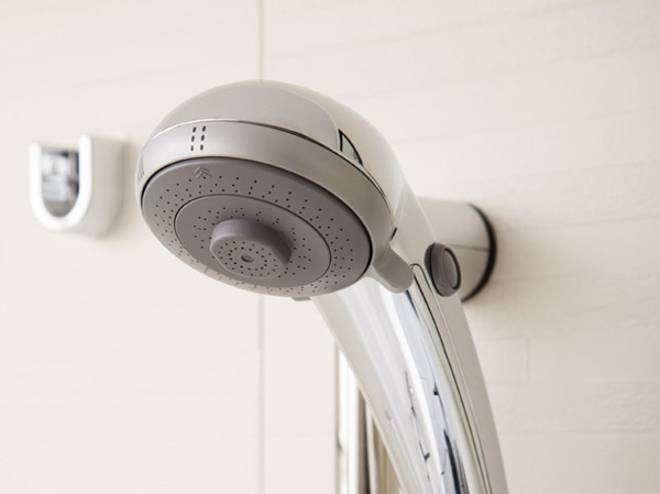 Bathing-wash room.  [Fushiyu function shower head] Hand in the water stop ・ With a switch that can spout water operation. Because it is stopped in a small blister, Also it helps to conserve water.