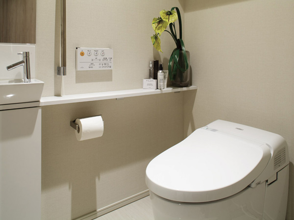 Bathing-wash room.  [Low silhouette type toilet / Hand wash counter] Adopt a tank built-in toilet to feel relaxed in space. It saves you the trouble of cleaning in a compact. Also, The toilet of the wall was installed stylish hand washing counter.