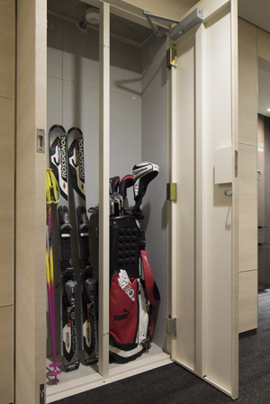 Receipt.  [trunk room] In the area of ​​the sports equipment and cleaning equipment. Convenient outdoor storage was also prepared.  ※ Some dwelling unit only (Dt type, Some options ・ Order including correspondence (paid))