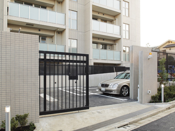 Security.  [Slide gate] The slide gate was installed in the parking lot entrance, It was also friendly car of the security.  ※ Except for the part compartment (October 2013 shooting)