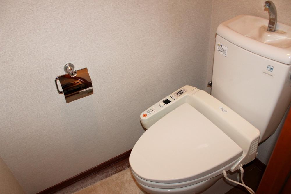 Toilet. Indoor (12 May 2013) Shooting