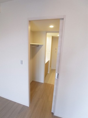 Receipt. Spacious walk-through closet