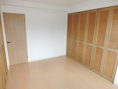 Living and room. room With a large closet