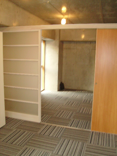 Other room space. It can also be used as 1DK with the door.