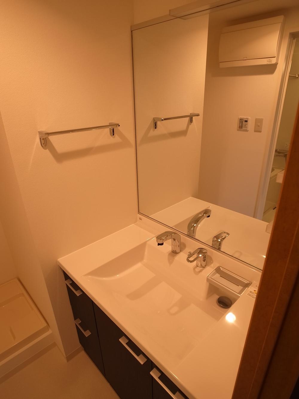 Wash basin, toilet. Vanity new exchange (made LIXIL)