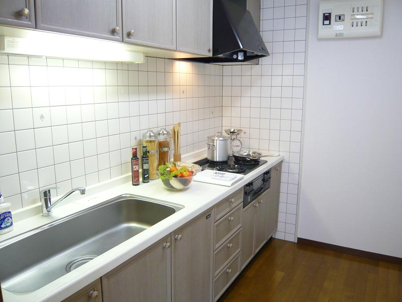 Kitchen. Easy-to-use stand-alone kitchen / Gas 3-neck with grill