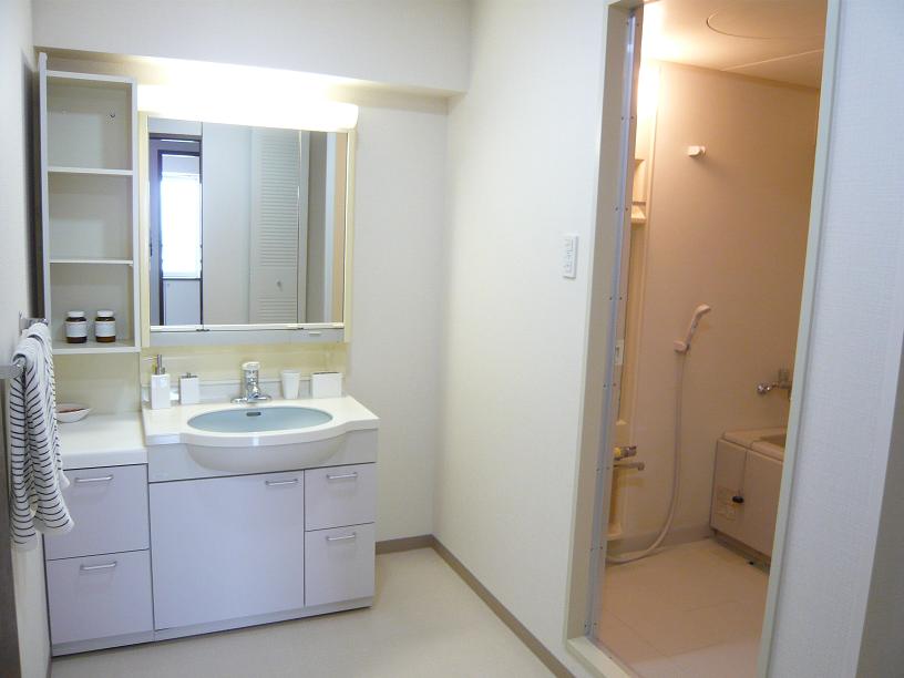 Washroom. Dressing room and spacious / Wash basin