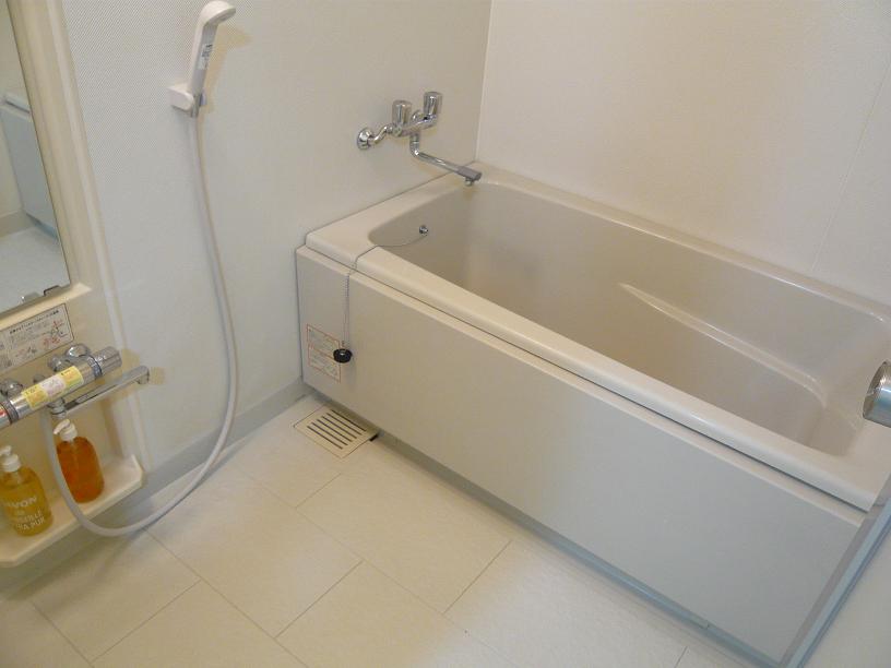 Bath. Bathtub with a space / Reheating equipped
